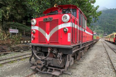 Fenchihu,tayvan-15 Ekim 2018:Alişan Dağı'ndaki fenchihu tren istasyonunda kırmızı tren durağı,tayvan