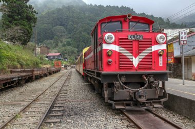Fenchihu,tayvan-15 Ekim 2018:Alişan Dağı'ndaki fenchihu tren istasyonunda kırmızı tren durağı,tayvan