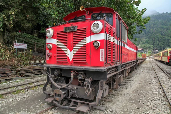 Fenchihu,tayvan-15 Ekim 2018:Alişan Dağı'ndaki fenchihu tren istasyonunda kırmızı tren durağı,tayvan