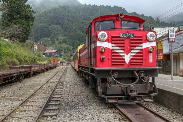 Fenchihu,tayvan-15 Ekim 2018:Alişan Dağı'ndaki fenchihu tren istasyonunda kırmızı tren durağı,tayvan