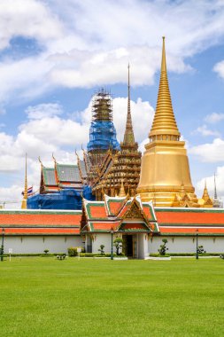 Yaz ve mavi gökyüzü wat phra kaew görünümü, bangkok, tayland
