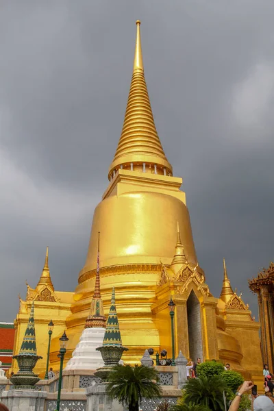 バンコク、タイ-2010年10月8日:サイドワットプラカのゴールドプラゴダ — ストック写真
