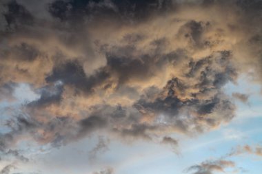 Tayland'da fırtına öncesi bulut siyah