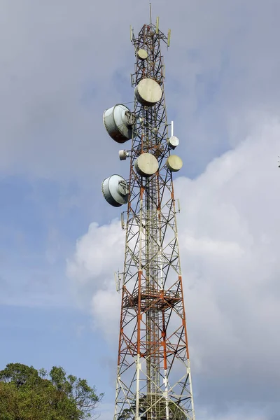 Связь и телекоммуникационный полюс в природе на голубом небе — стоковое фото