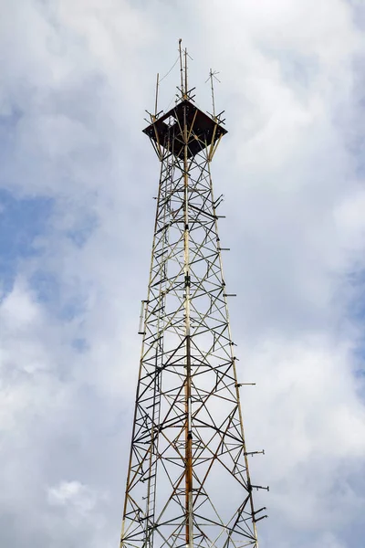 Vieux pôle de communication et de télécommunication dans la nature sur bleu s — Photo