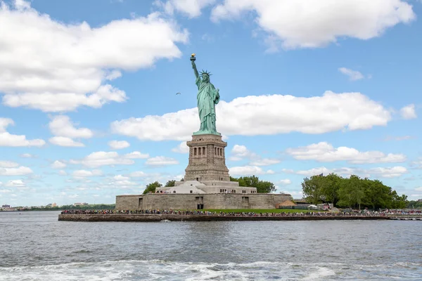 New York, États-Unis-15 juin 2018 : Visite touristique de la statue de la liberté — Photo