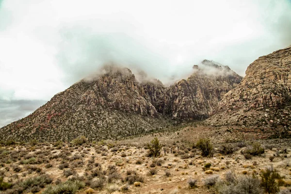 Uitzicht op nationaal park de Red Rock Canyon in Foggy Day in Nevada — Stockfoto