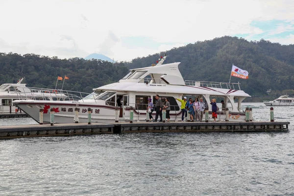 Sun moon lake, Taiwan-October 13,2018: La lancha rápida del ferry en th — Foto de Stock