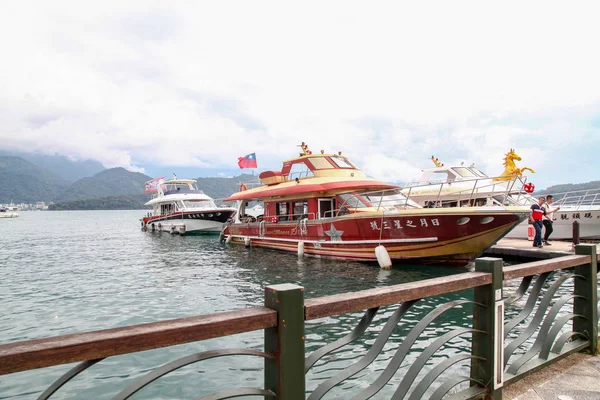 Sun moon lake, Taiwan-October 13,2018: La lancha rápida del ferry en th — Foto de Stock