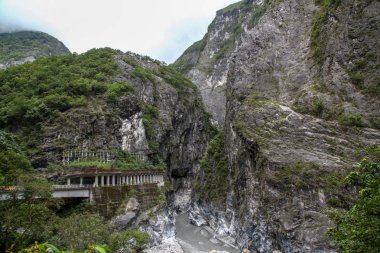 Tayvan 'daki yağmur fırtınasından sonra Taroko Milli Parkı' ndaki karanlık nehir.