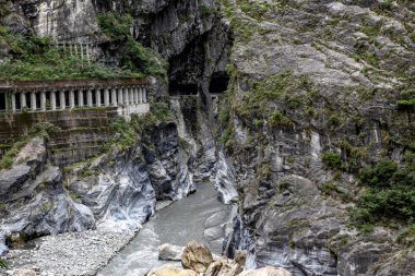 Tayvan 'daki yağmur fırtınasından sonra Taroko Milli Parkı' ndaki karanlık nehir.