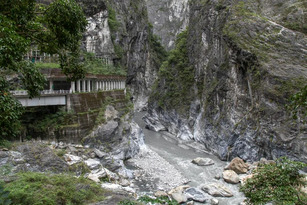 Dunkler Fluss im Taroko Nationalpark nach Regensturm in Taiwan — Stockfoto