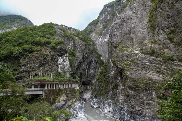 Rio escuro no parque nacional de taroko após tempestade de chuva em Taiwan — Fotografia de Stock