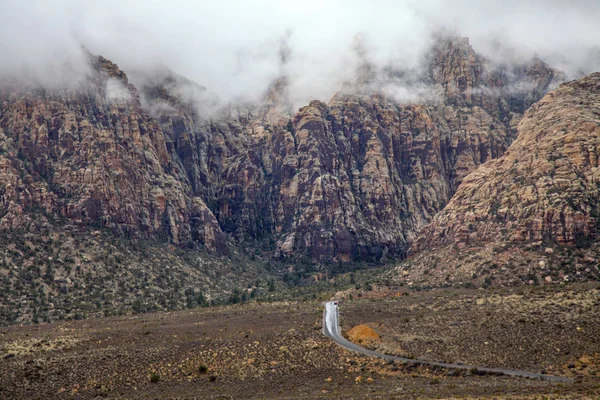 Vy över Red Rock Canyon National Park i dimmig dag i Nevada, USA — Stockfoto