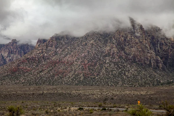 Vue du parc national du canyon Red Rock à Foggy day à nevada, États-Unis — Photo