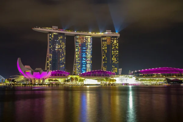 Бухта Маріна, Сінгапур-10 квітня 2016: Лазерне шоу в Marina Bay SA — стокове фото