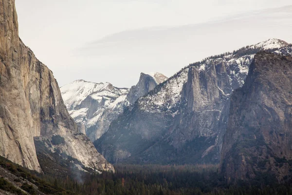 Veduta del punto panoramico Parco Nazionale di Yosemite nella vittoria — Foto Stock