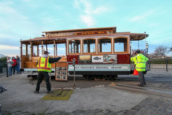 San Francisco, USA-12 grudnia 2018: władze pociągnij kolejką linową — Zdjęcie stockowe