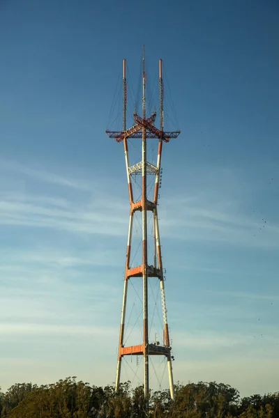 Alta torre di comunicazione sulla cima gemella della montagna a San Francisco , — Foto Stock