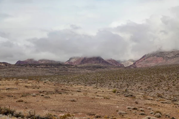 Nevada, Abd'de Foggy gün Red Rock Canyon Milli Parkı görünümü — Stok fotoğraf