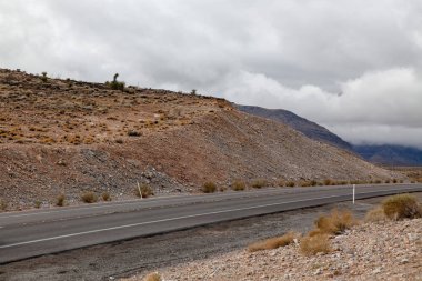 Nevada, Abd'de Foggy gün Red Rock Canyon Milli Parkı görünümü