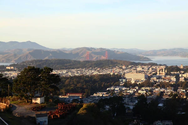 Luchtfoto van San Francisco voor zonsondergang vanaf Twin Peaks, Cali — Stockfoto