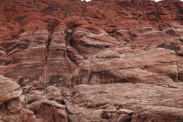 Přírodní rock na Rudém skalním kaňonu ve Foggy den v Nevadě, USA — Stock fotografie