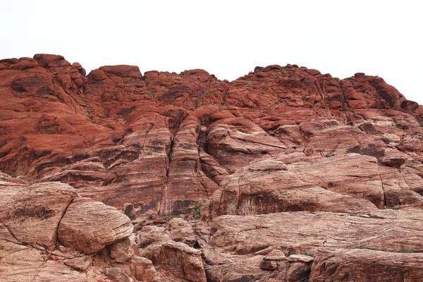 Přírodní rock na Rudém skalním kaňonu ve Foggy den v Nevadě, USA — Stock fotografie