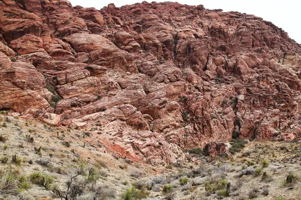 Naturfelsen am Red Rock Canyon in nebligem Tag bei Nevada, USA — Stockfoto