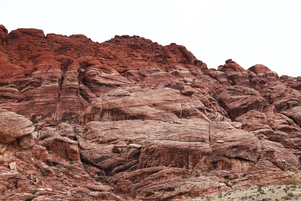 Naturfelsen am Red Rock Canyon in nebligem Tag bei Nevada, USA — Stockfoto