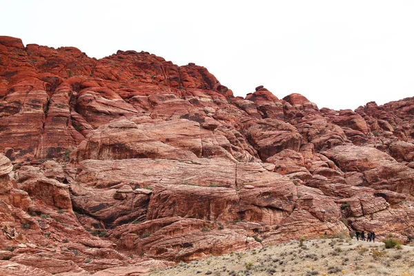 Přírodní rock na Rudém skalním kaňonu ve Foggy den v Nevadě, USA — Stock fotografie