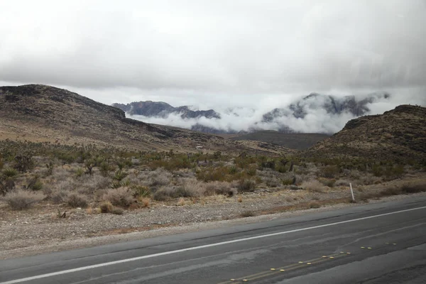 Nevada Foggy gün yol kırmızı kaya kanyon, Abd — Stok fotoğraf