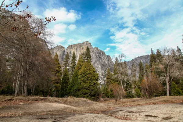 Vista da paisagem natural no Parque Nacional de Yosemite no inverno — Fotografia de Stock