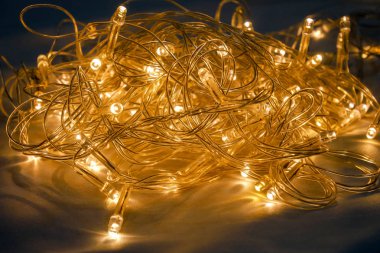 Süslü parti için turuncu aydınlatma.