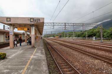 Xincheng,tayvan-16 Ekim 2018 :Yeni tren yolunda birkaç kişi