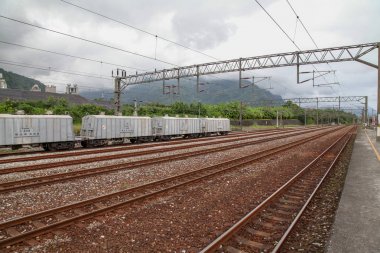 Xincheng,tayvan-16 Ekim 2018 :Yeni tren yolunda birkaç kişi
