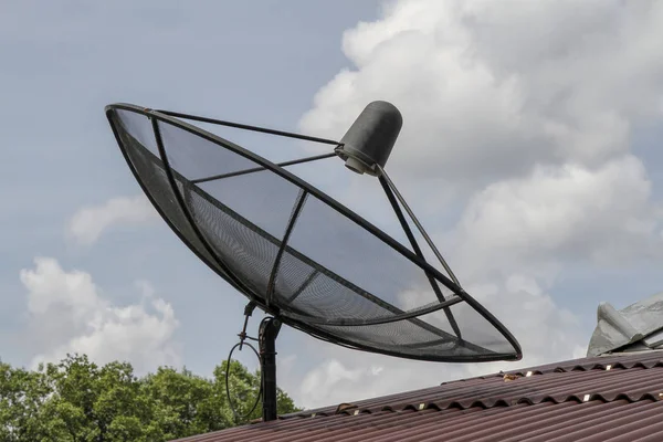 Svart satellit på rött tak i Thailand — Stockfoto
