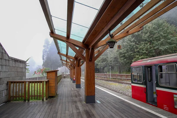 Alishan, Taiwan-14 oktober 2018: Alishan Station de flesta människor använder g — Stockfoto