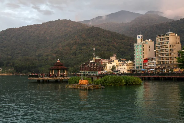 Sun moon lake, taiwan-October 12,2018: old building and mountain i — стоковое фото