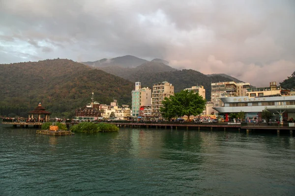 Sun moon lake, taiwan-outubro 12,2018: edifício velho e montanha i — Fotografia de Stock