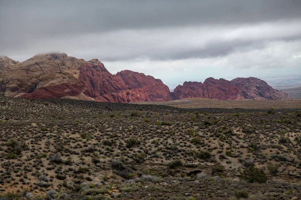 Montagne de deux couleurs au parc national de canyon de roche rouge dans Foggy jour — Photo