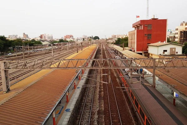 Chiayi, Taiwan-15 ottobre 2018: La stazione ferroviaria di Platform Chiayi è t — Foto Stock