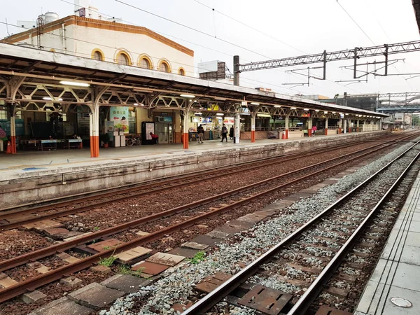 Τσιαγί, Ταϊβάν-15 Οκτωβρίου 2018: ο σιδηροδρομικός σταθμός της πλατφόρμας — Φωτογραφία Αρχείου