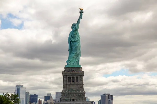 Рядом Статуя Свободы является американским символом прославились в — стоковое фото