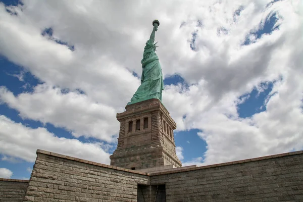 New york ,USA-June 15 ,2018:Tourist visit the Statue of liberty — Stock Photo, Image