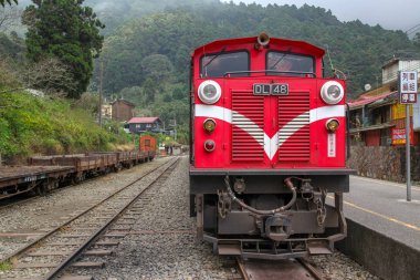 Alishan, Tayvan-15 Ekim 2018: Alishan hattı 'ndaki eski kırmızı Tren