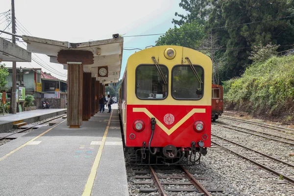 Fenchihu, taiwan-15 ottobre 2018: Fermata del treno a fenchihu treno sta — Foto Stock