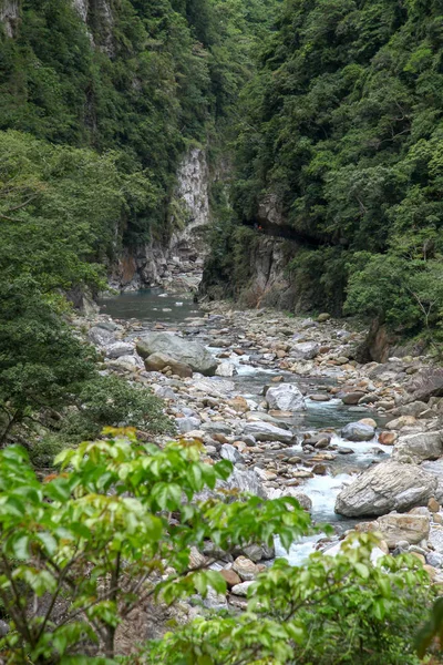 Vista del río en el parque nacional del taroko paisaje en Hualien, taiwa — Foto de Stock