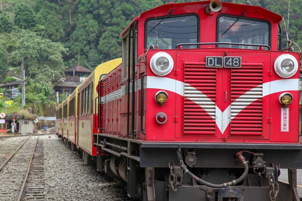 Alishan, taiwan-October 15,2018: El viejo tren rojo en Alishan Line — Foto de Stock
