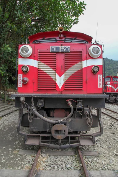 Alishan, Tayvan-15 Ekim 2018: Alishan hattı 'ndaki eski kırmızı Tren — Stok fotoğraf